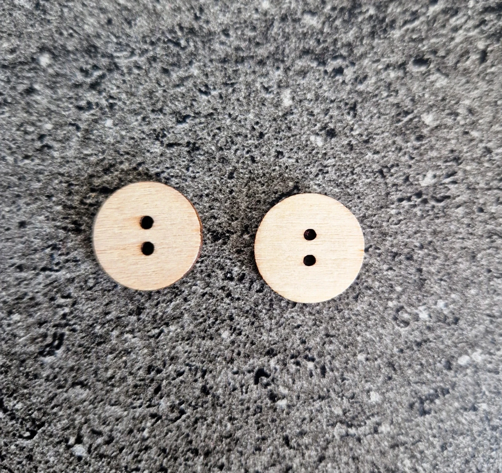 Lot of 2 vintage wooden buttons – photo 2